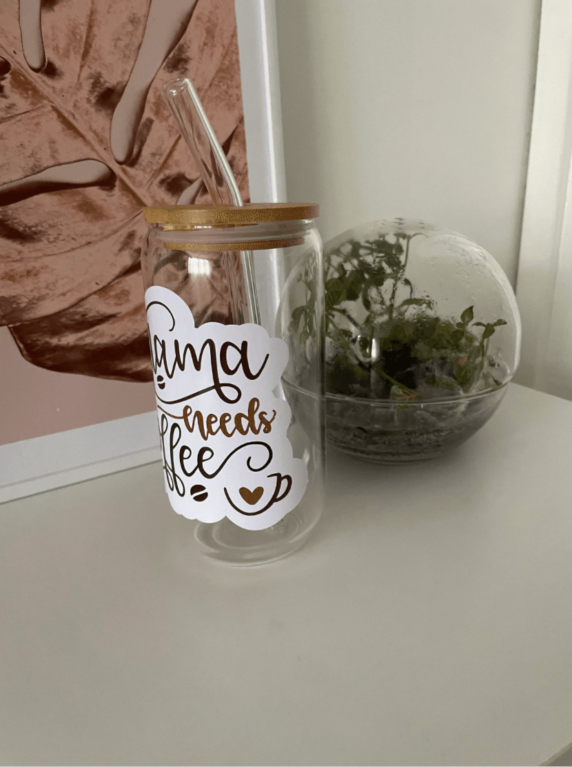 Verre canette Personnalisé | Mama needs Coffee - Les Créations De Nayla